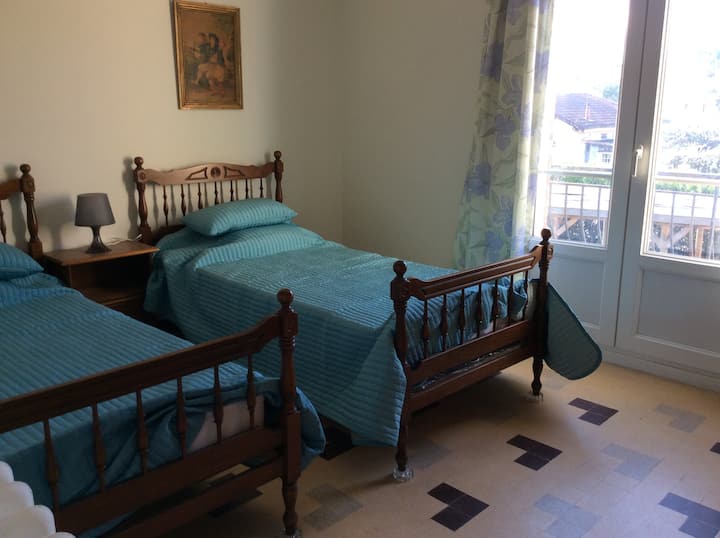 חדר שינה מס '2 קומה 1, שתי מיטות יחיד עם מרפסת.