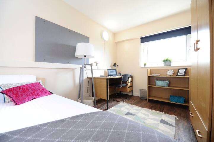 Basic Three-Bedroom Apartment in Salford gallery image 2