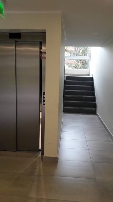 Ascensor y escala