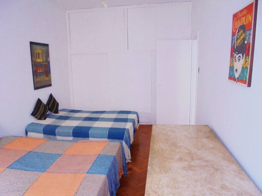 Quarto enorme com 1 cama de casal, 1 sofá cama de casal (dobrável) e mesa de trabalho em mármore bege-bahia (um dos mais bonitos do mundo). No quarto tem 2 varandinhas lindas com vista lateral para o Mar (na sala também tem).