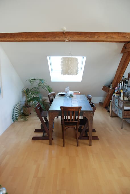 Dining table, hosts easily 6-8 people.