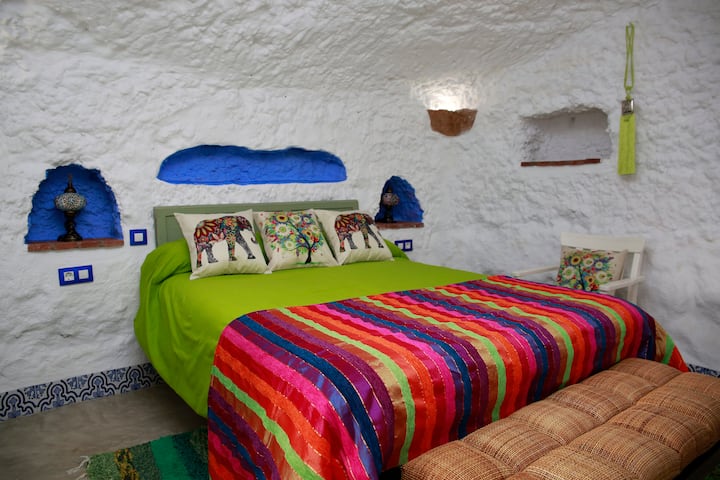 Една од двојните спални соби. Боја и радост.