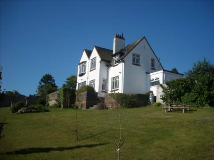 PAIGNTON Mount Royal  Rooms with Superb sea views.