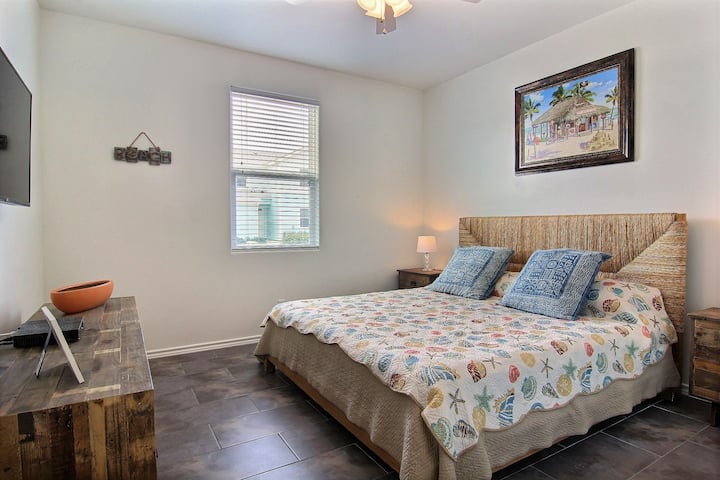 Chumba cha kulala cha ghorofa ya chini kilicho na samani kamili na kitanda cha Mfalme.  Kabati lina kitanda cha ukubwa wa malkia kinachoweza kubebeka. 