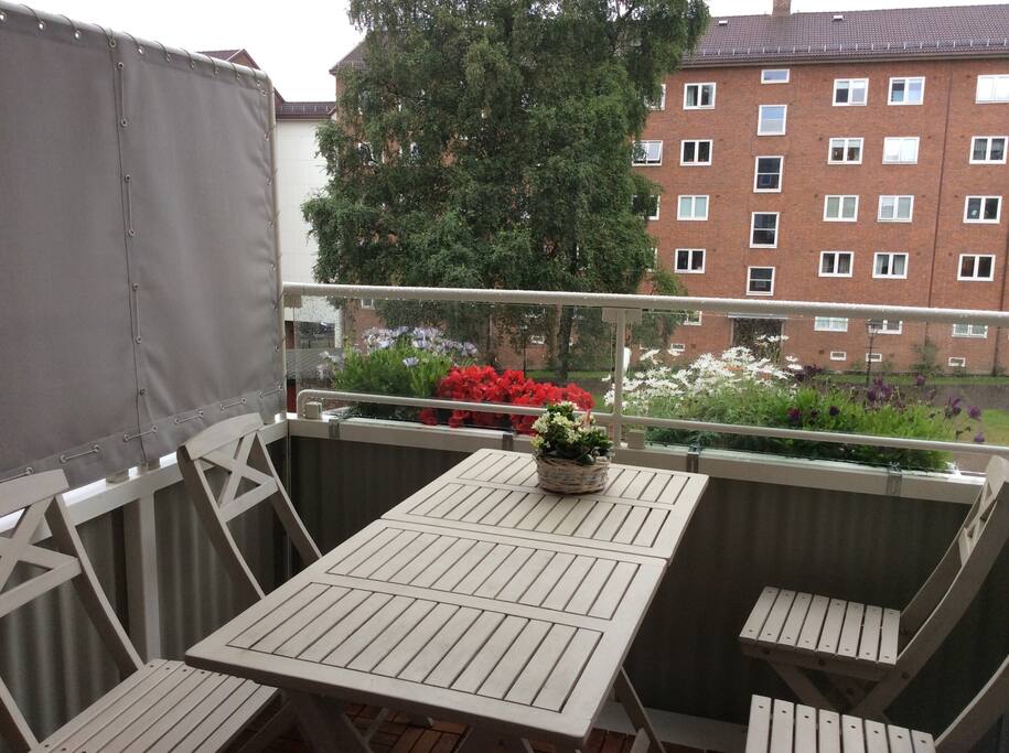 Veranda med utsikt til bakgården og Holmenkollen i motsatt hjørne.