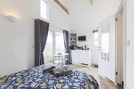 The Crib - St Ives. Private courtyard and parking