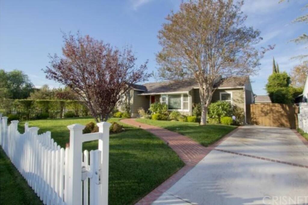 SAFE A GRASSY FRONT YARD WITH GATE