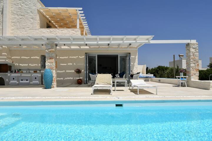 Villa Rondò near to Naoussa and right next to sea gallery image 2