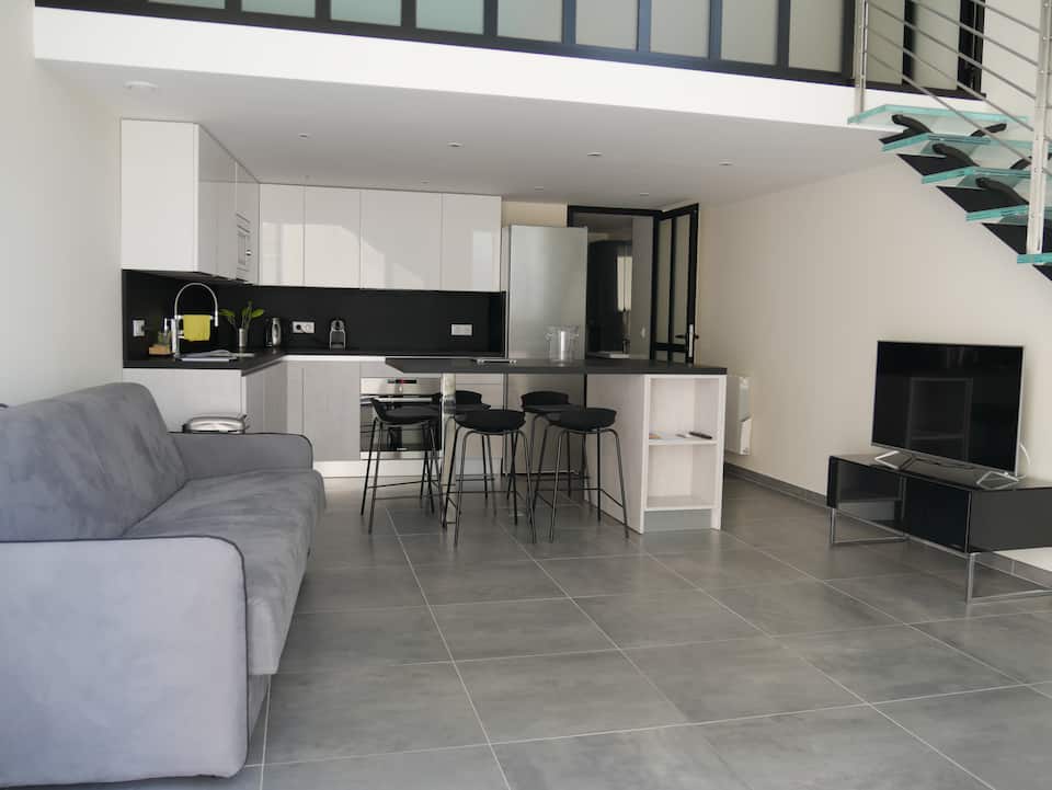 Loft elegante e moderno, arredamento industriale — foto 1
