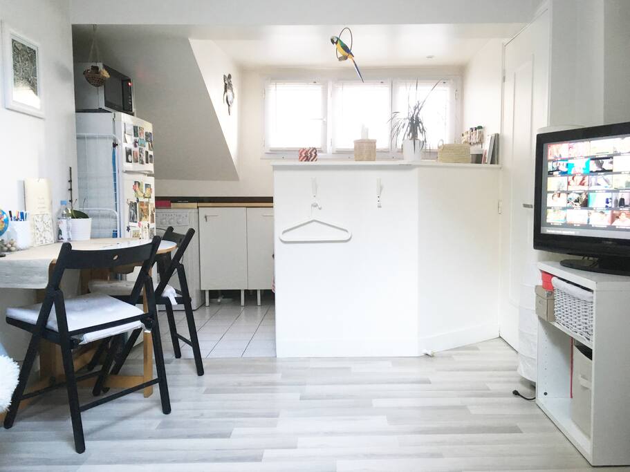 Boissons fraîches dans le frigo, meubles à votre disposition, Freebox