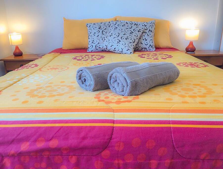 Cama Habitación Matrimonial - Veladores y Lámparas