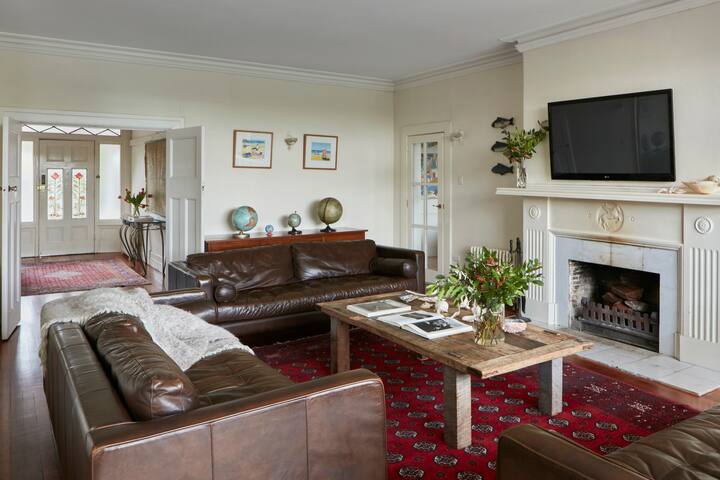 Palmers Hill -a rambling gem by the beach gallery image 4