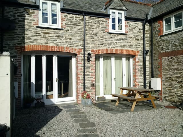 Cornish Seaside Coach House Cottage In Boscastle Cottages For