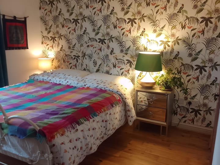 Vaša izba s manželskou posteľou King a vlastnou kúpeľňou na výlučné použitie. 