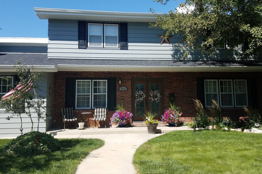 Great location within walking distance to a bowling alley, restaurant, parks, shopping mall, gas station...