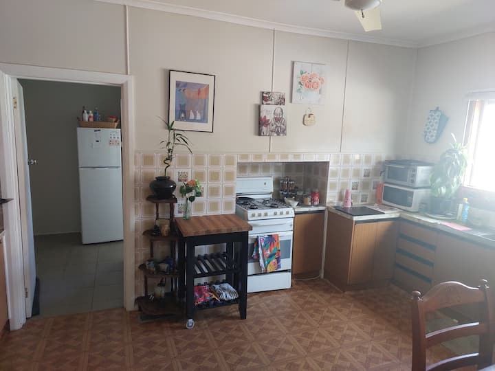 Stay At Affordable Queen Bed Room - 절롱