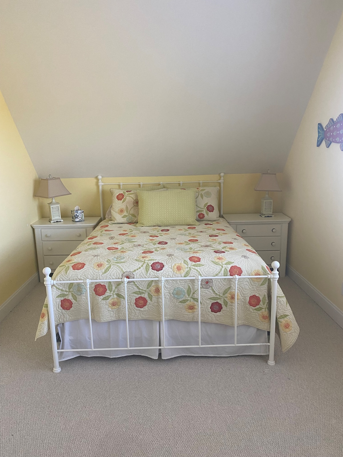 მე-3 სართული საძინებელი Queen-ის მატრასით. Ასევე, გასაშლელი საწოლი ოთახის მოპირდაპირე მხარეს. 