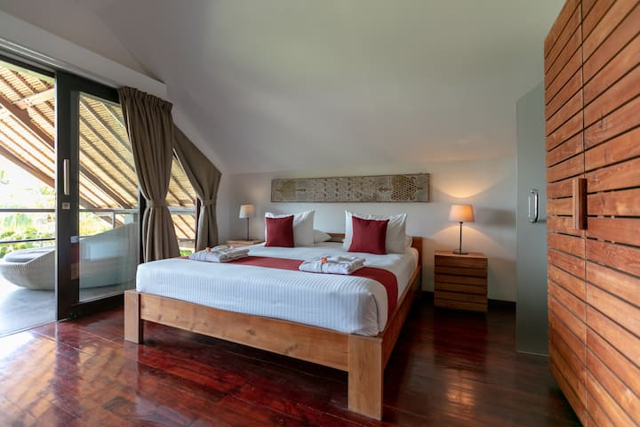 Burgundská spálňa - izba s manželskou posteľou King na 2. poschodí. Táto spálňa má priamy prístup na balkón s veľkou posteľou, salónikom a úchvatným výhľadom na záhradu a more Bali.
- Klimatizácia
- Dokovacia stanica pre iPhone/iPad s budíkom
