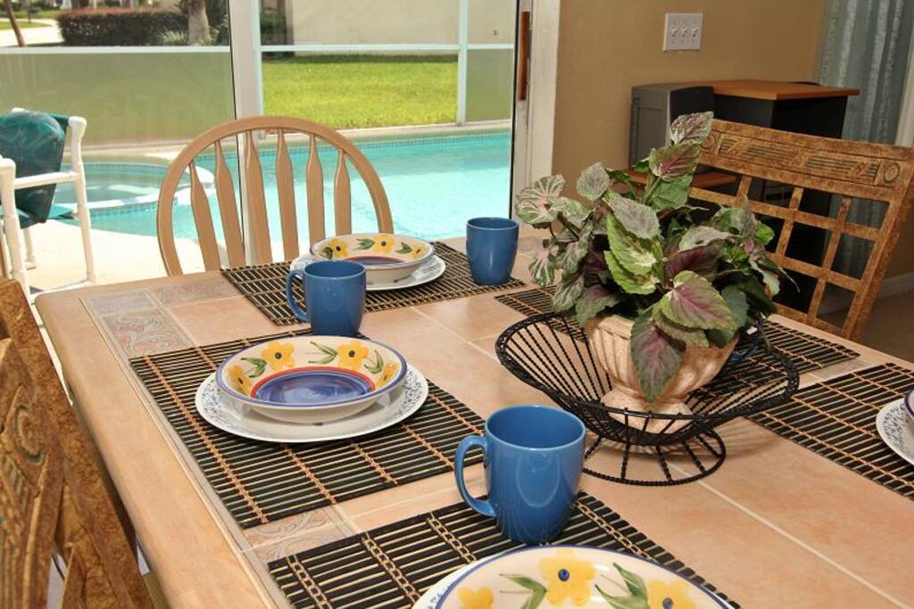 Eat-In kitchen (table with 6 seats and bar with stools) overlooking the pool