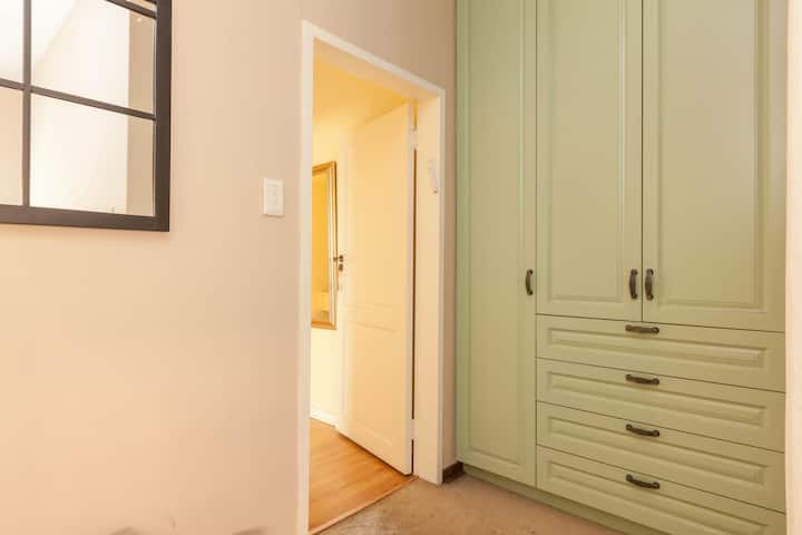 مساحة تخزين مبنية بشكل واسع 