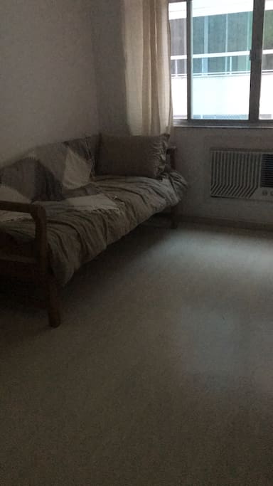 Sofá/cama na sala com ar condicionado.