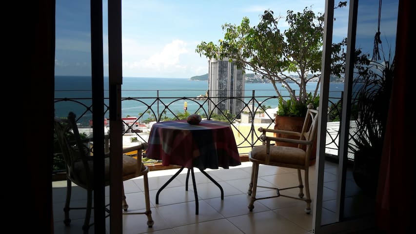 Bonita recamara vista al mar, centro de la Bahía.