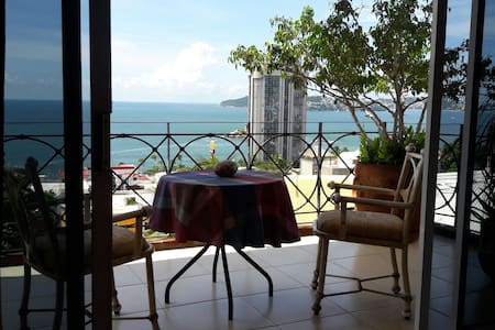 Bonita recamara vista al mar, centro de la Bahía.