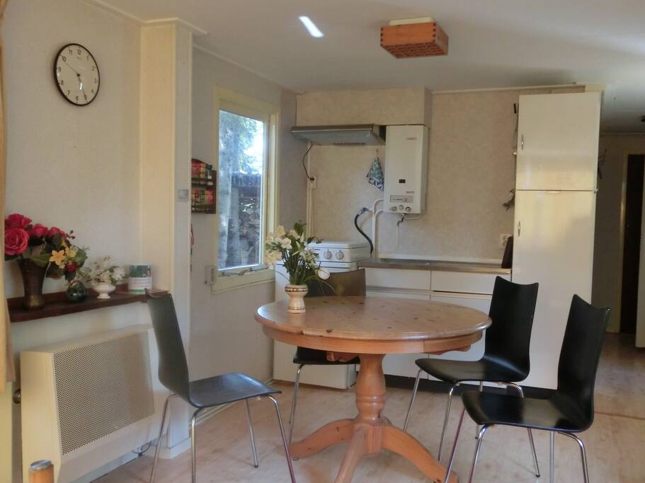 de eettafel staat vlakbij het keukenblok