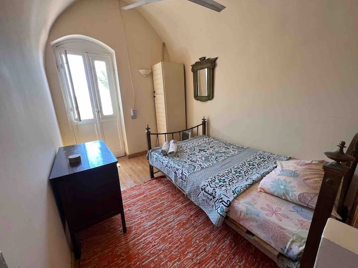 Мезанинот удобно сместува трето лице и се отвора директно на терасата на покривот каде што може да уживате во погледот на отвореното море и околниот пејзаж.