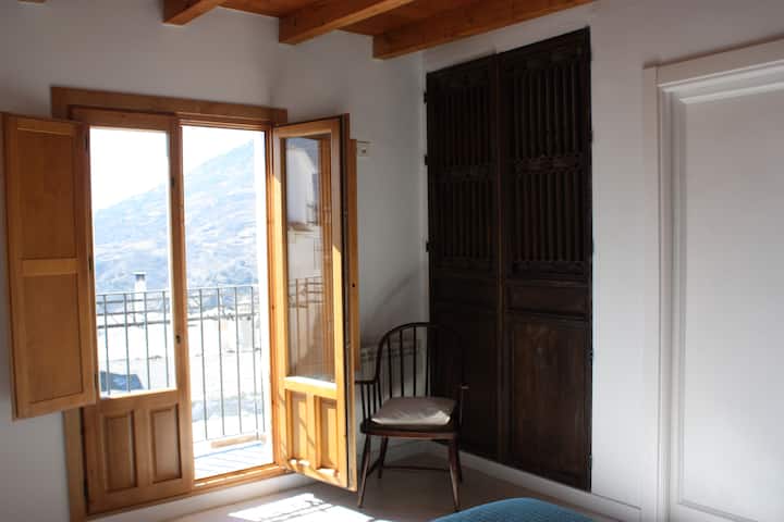 Dormitorio 1 con balcón.