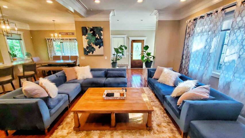 Luxury Retreat-1.5 Miles to Broadway-Sleeps 12+ gallery image 3