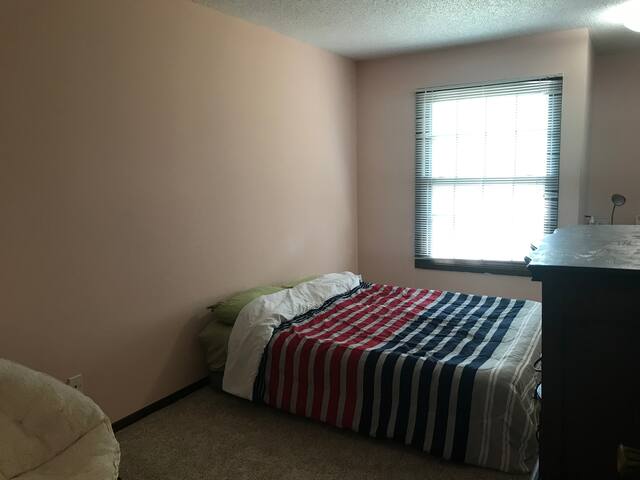 Private Bedroom In Quiet Neighborhood