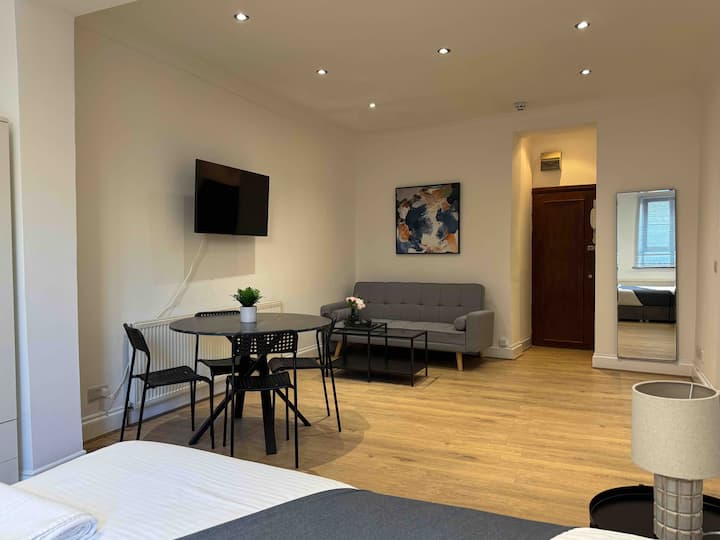 Studio Haven With Balcony In Regents Park! - Bloomsbury