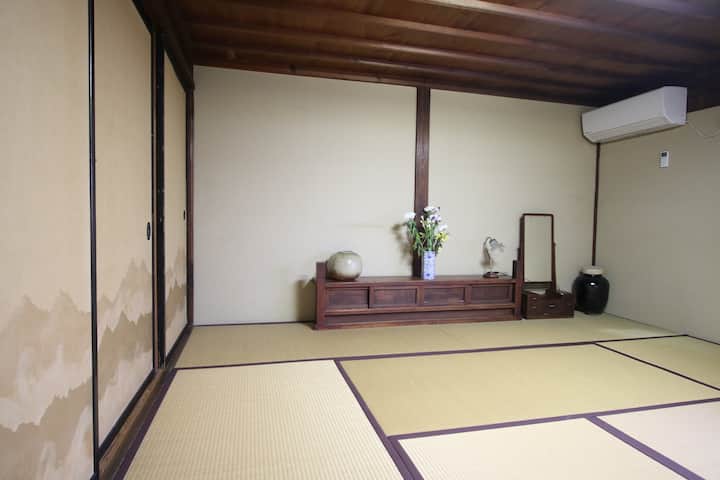 เครื่องนอนจะมีฟูกนอนให้ยกเว้นเตียงสไตล์ตะวันตก 1 หลัง