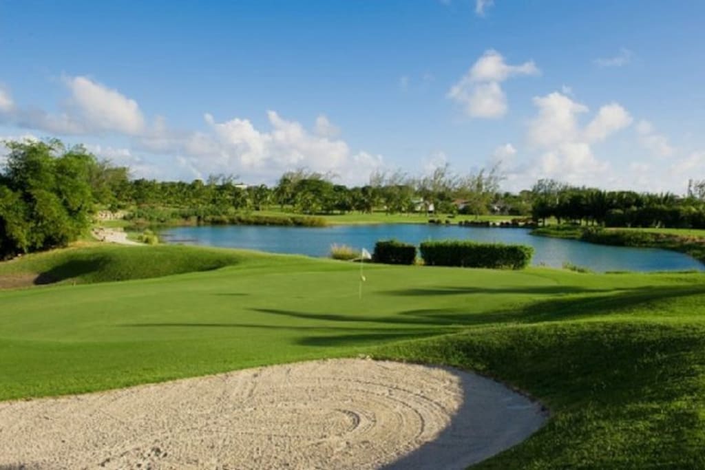 Durant's Golf club 5 minutes walk away