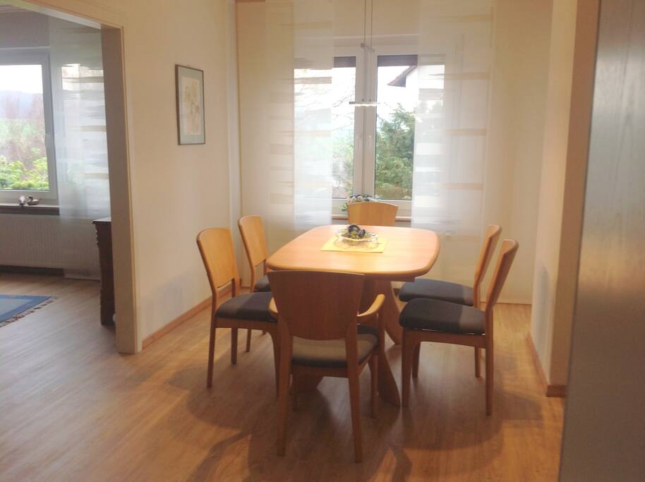 Esszimmer mit Durchgang zum Wohnzimmer