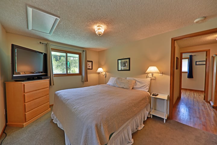 חדר הורים למעלה עם מיטת קינג, טלוויזיה