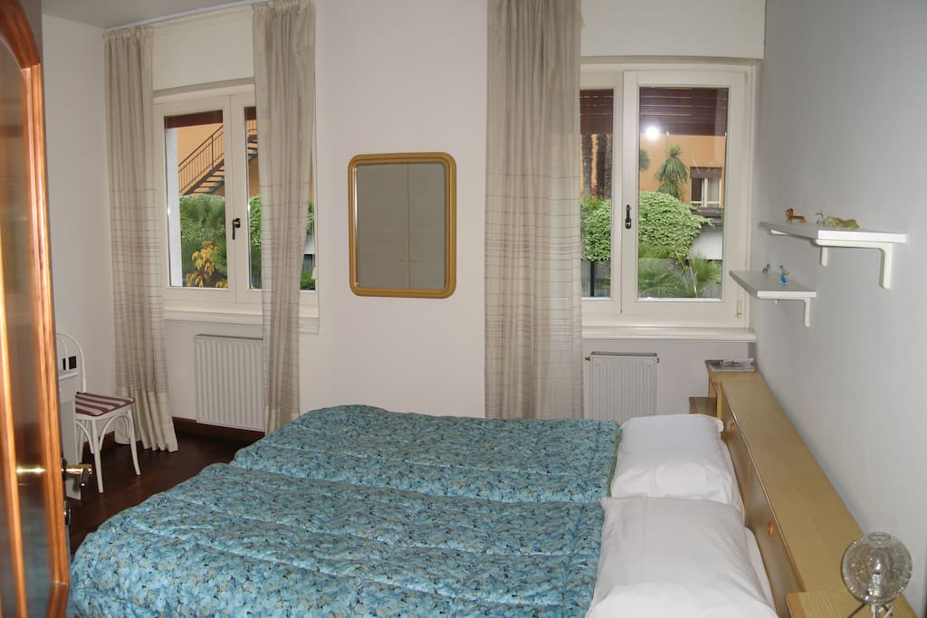 La camera da letto dell'appartamento