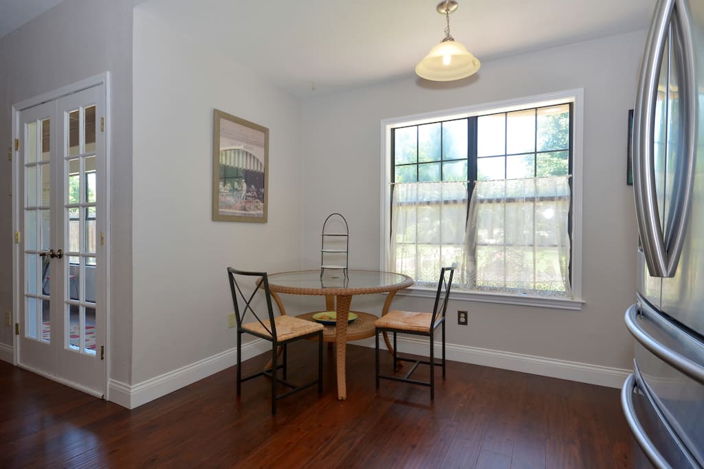 Breakfast nook, additional kitchen seating, seats up to 4, looks out on to backayrd
