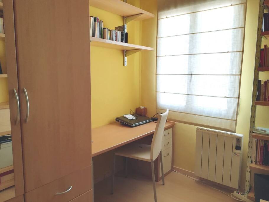 Despacho/vestidor. Hay un punto de bookcrossing y un estante con pequeños libros de los que puedes coger el que quieras. El ordenador y el resto de los libros, comics, juegos de mesa y cd de la casa están a tu disposición durante la estancia.