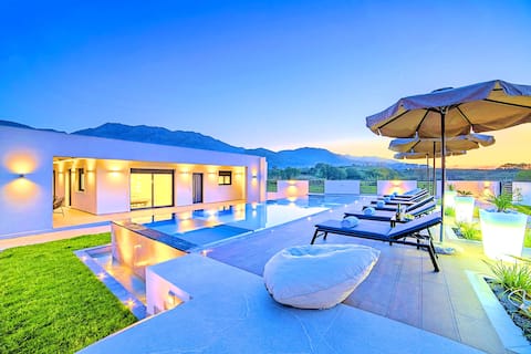 Villa Solaris with Heated Pool & Jacuzzi