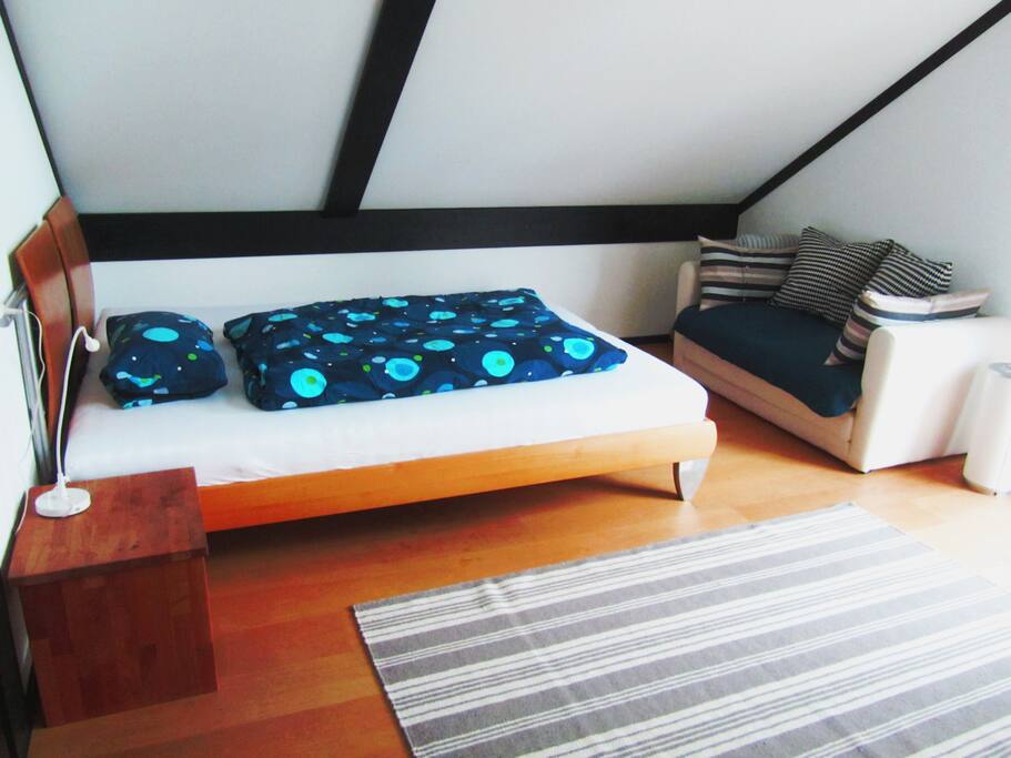 Zimmer mit 140cm breitem Bett