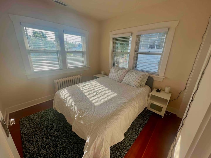 Dormitorio doble tamaño queen.