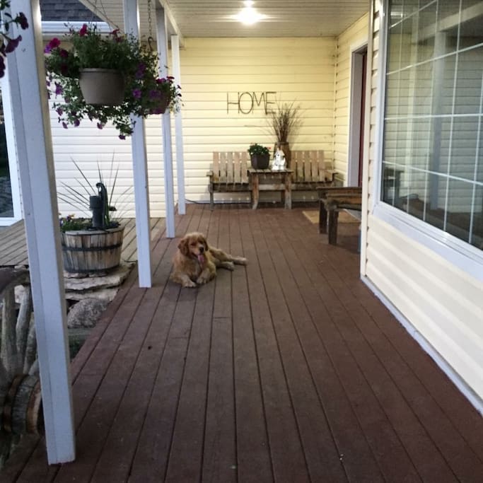Guest/Host shared front porch area