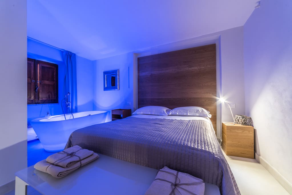 camera da letto con vasca bordo letto