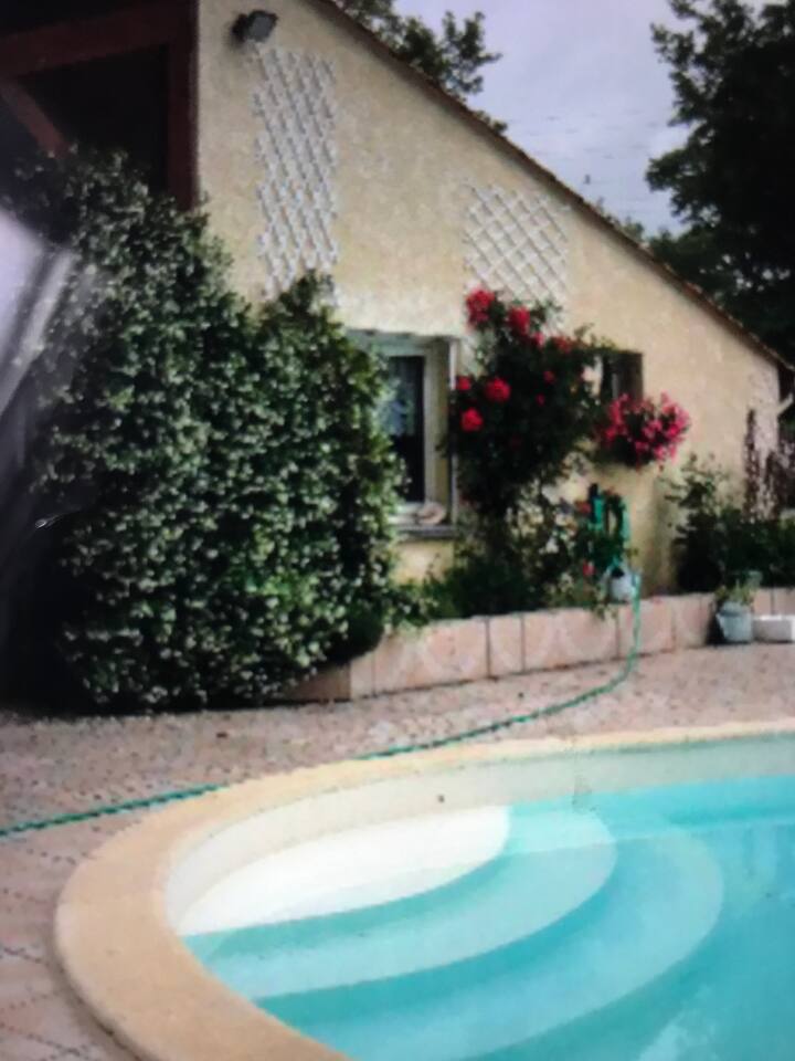 Chambre Dans Maison Avec Piscine - Bazas