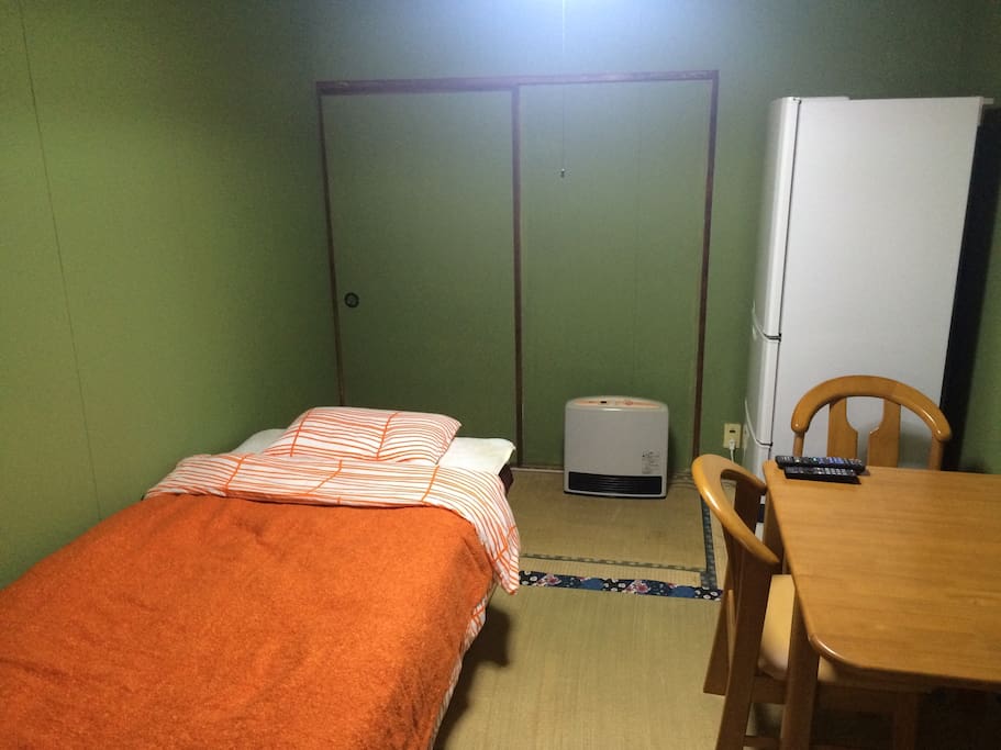 一階 真ん中部屋は居間兼寝室。冬は底冷えるので、ガスファンヒーターかエアコンをお使いください。
夏場は扇風機とエアコンを併用ください。冷蔵庫は8月現在撤去しました。