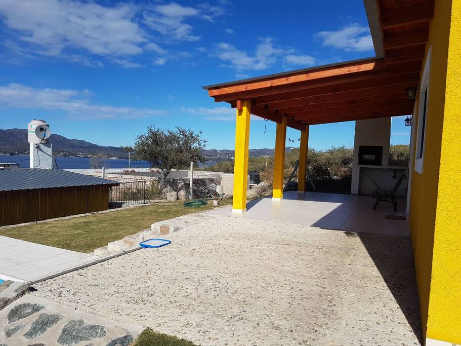 Sector de cochera privada, con asador y pileta, piscina privada,
totalmente ilumanada y zona de solarium proximo a piscina.