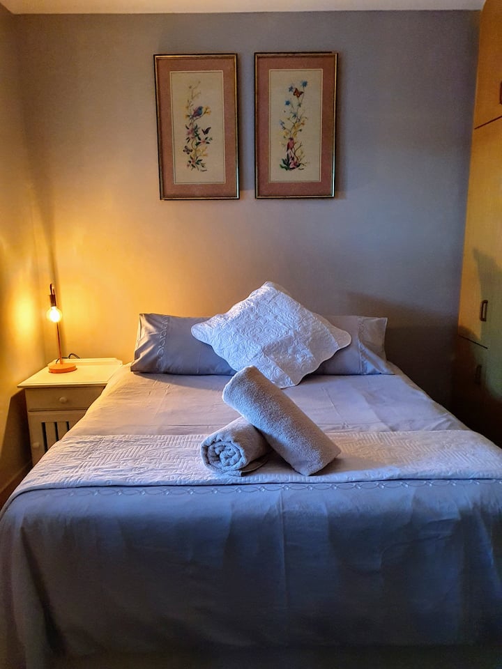 Spálňa a kúpeľňa oddelené od obývacej izby a jedálne