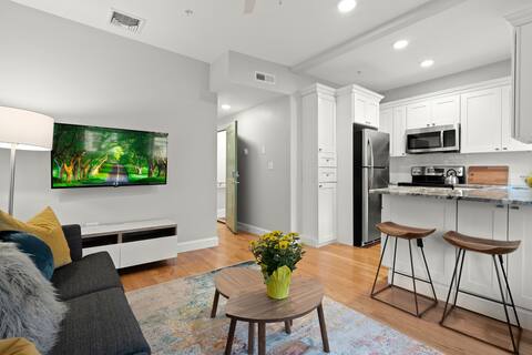 Newly Renovated. Private bath. Walk to Airport T.